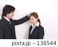 女性をなでる男性