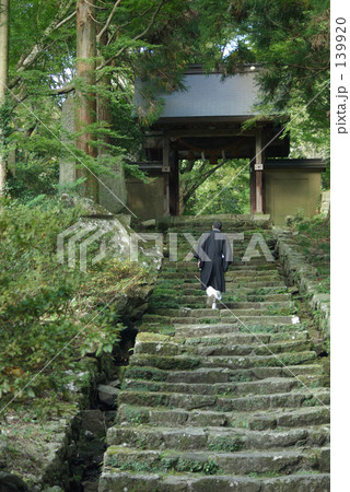 山門に向かう住職 山門に向かう住職