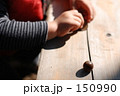 どんぐりで遊ぶ子供の手