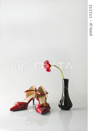 花と花瓶と赤い靴
