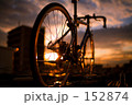 夕暮れに車輪は輝く