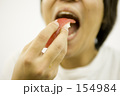 お寿司を食べる瞬間