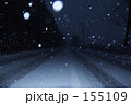 雪降る道で