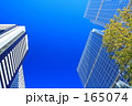 青空と品川のビルと木