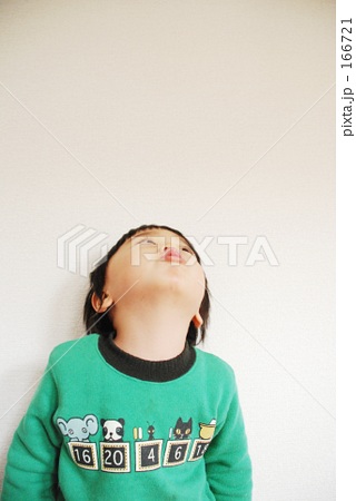 「上を向く子供」の写真素材