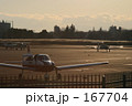 夕暮れの飛行機