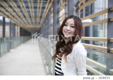 「女性 若い ポートレート 」の写真素材