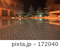 夜のホテルのプール