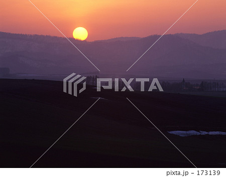 「春の夕陽」の写真素材 「春の夕陽」の写真素材