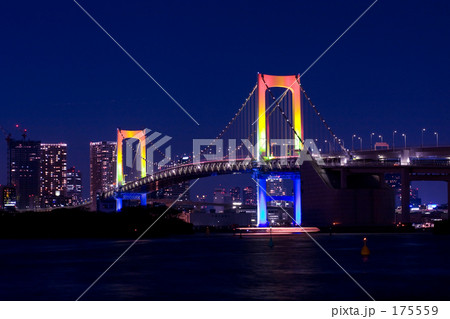 虹色に染まる橋