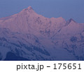 朝焼けに染まる梅里雪山