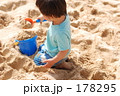 ビーチで遊ぶこども