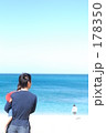 親子と真っ青な海　