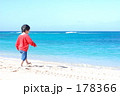 海をあるく子供