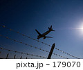 そのシルエットは柵の中へ