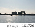 河にそびえる水門