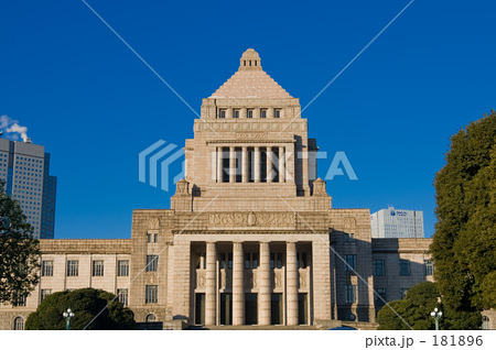 青空の国会議事堂