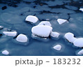 素材ナンバー 183232 : 「雪石の飛び石」