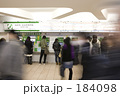 平日の新宿駅