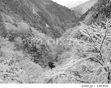 山の雪景色 山の雪景色