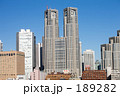 新宿の高層ビル群と都庁舎