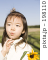 向日葵を持つ2歳の女の子