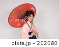 番傘を差す袴女性