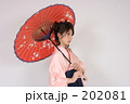 遠くを見つめる袴を着た女性