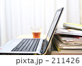 素材ナンバー 211426 : 「ノートパソコンと書類」