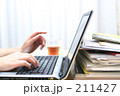 ノートパソコンで入力中