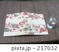 本とコップ