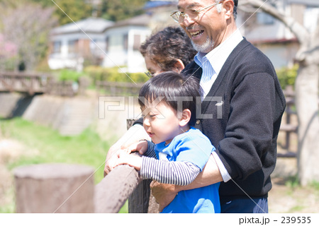 「おじいちゃん、おばあちゃんとお散歩」の写真素材