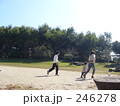 自然いっぱいの公園で遊ぶ親子