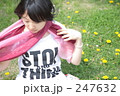 ストールを取る少女とたんぽぽ