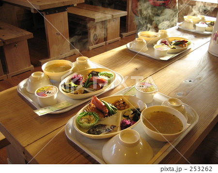 「山小屋の晩ごはん」の写真素材