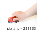 あかいミニカーで遊ぶ手