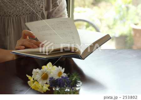 「読書Ⅲ」の写真素材
