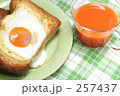 エッグトーストと野菜ジュースで朝食