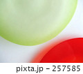 黄緑と赤のガラス皿