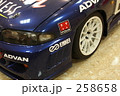 青い車
