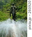 噴水と女性像