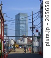 高層ビルと工事現場清掃