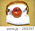 カゴに入ったリンゴ