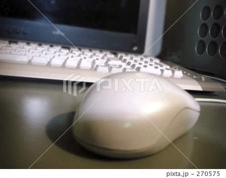 「パソコンとマウス」の写真素材 「パソコンとマウス」の写真素材
