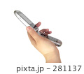 携帯電話を持つ手
