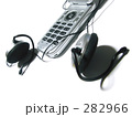 携帯電話とヘッドホン