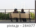 ベイブリッジを望むベンチ