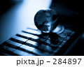 携帯電話と青い地球