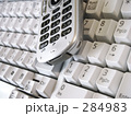 「携帯電話とキーボード」の写真 [284983]