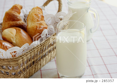 「牛乳とパン Ⅰ」の写真素材 「牛乳とパン Ⅰ」の写真素材